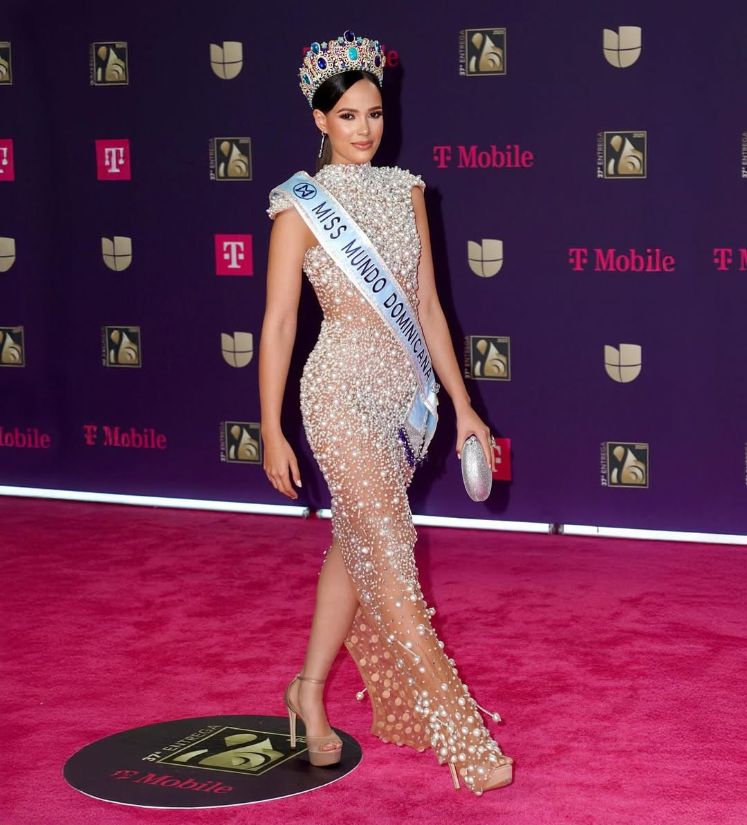 Mayra là người mẫu với hơn chín năm kinh nghiệm. Cô đã trình diễn trên các sàn diễn quốc gia và quốc tế.