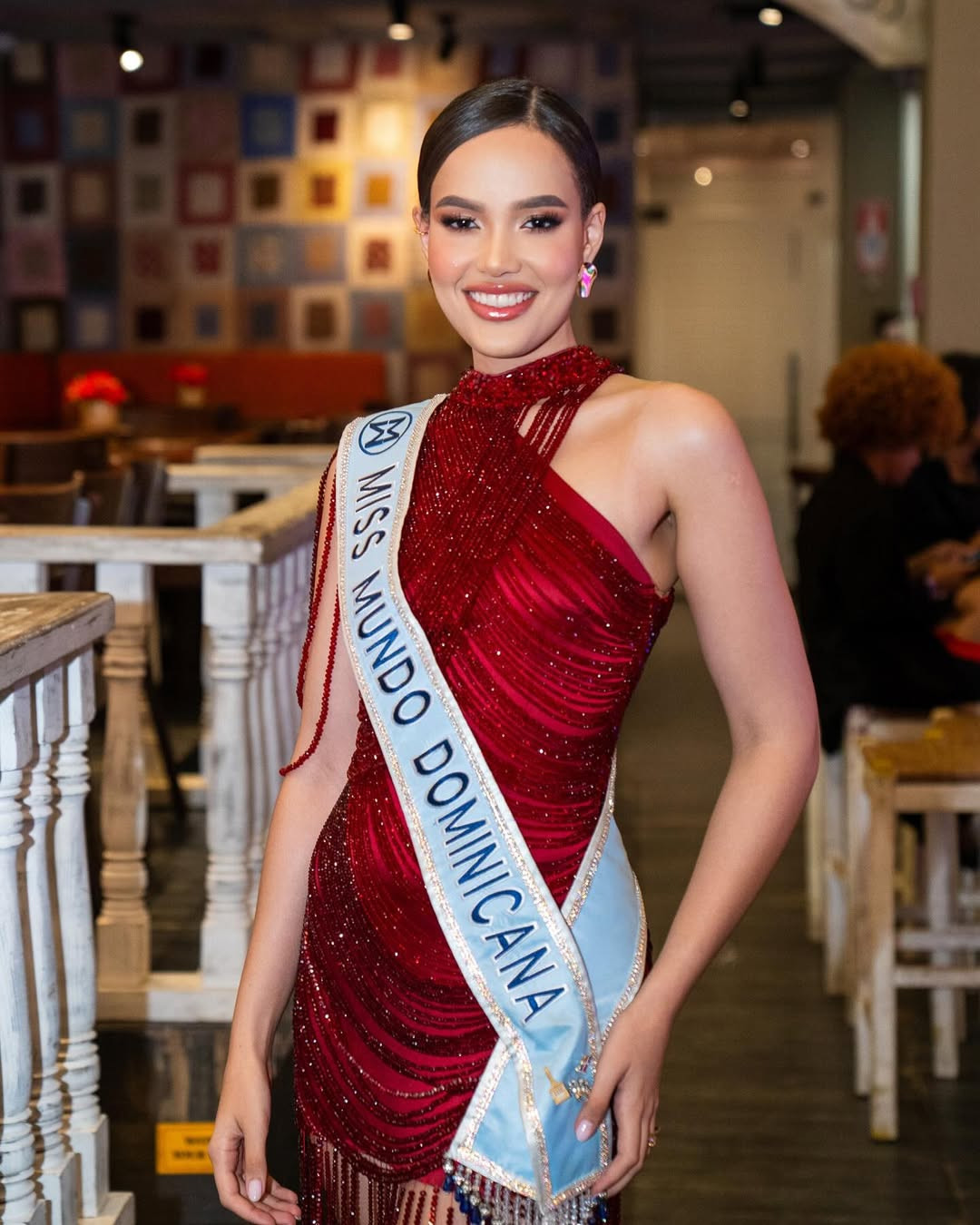 Mayra đã lấy bằng cử nhân Quản trị và Quản lý Kinh doanh. Cô tiếp tục học lên cao với các chứng chỉ từ trường Kinh doanh Harvard, trường Quản lý Barna và Đại học Wilkes.