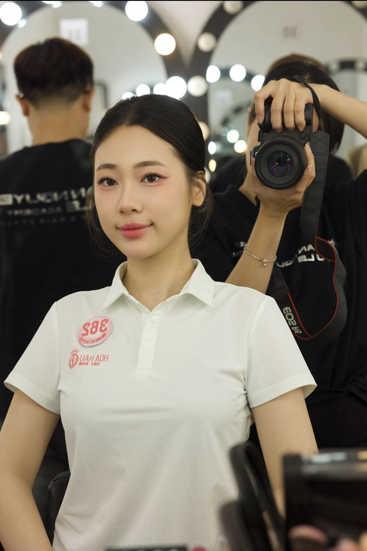 Phương Chi đang theo học chuyên ngành tiếng Anh thương mại tại Đại học Thương mại. Cô dự định học cao hơn ở một chuyên ngành khác như kinh tế hoặc quản trị kinh doanh để mở rộng cơ hội thăng tiến của bản thân.