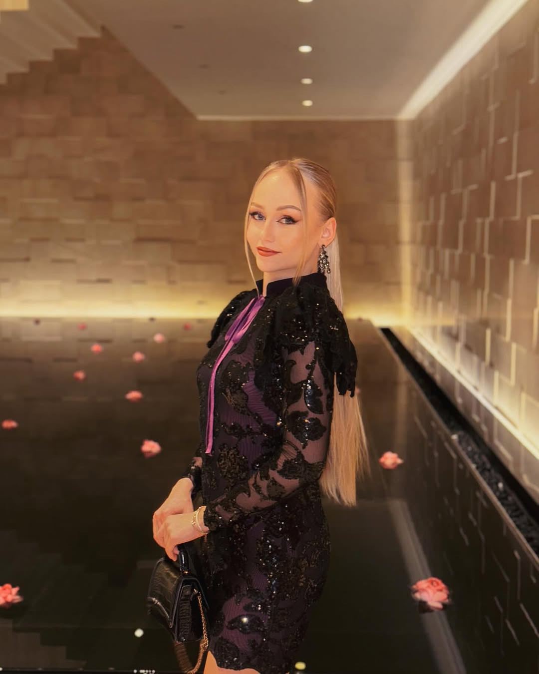 Eliise Randmaa năm nay 24 tuổi, cao 1,74 m, tốt nghiệp ngành công nghệ thông tin và hiện là kỹ sư phần mềm.