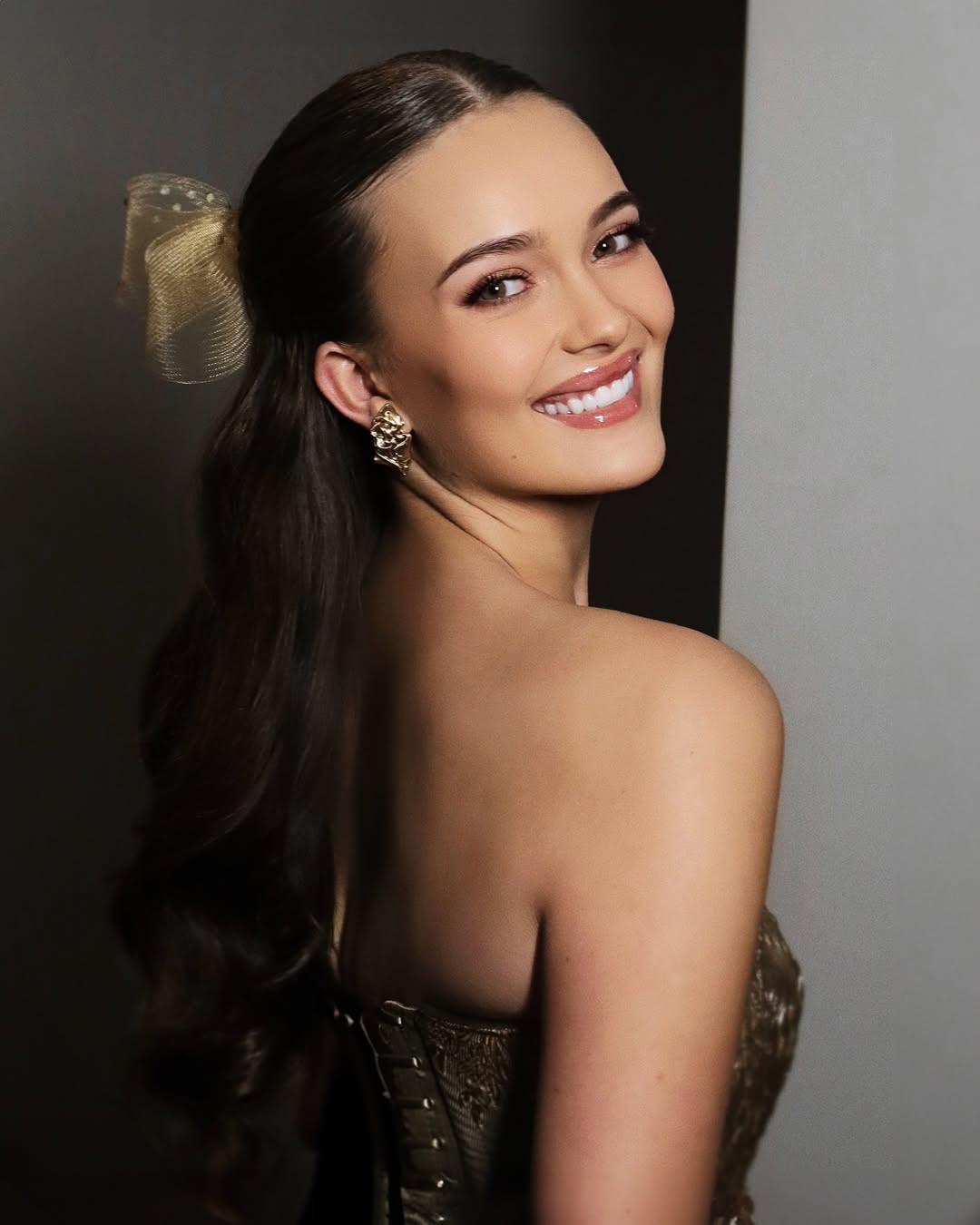 Một phần quan trọng trong sáng kiến của cô bao gồm việc tạo ra Mi-Desk - chiếc bàn học di động được làm từ vật liệu tái chế, được thiết kế để cung cấp cho trẻ em ở vùng nông thôn châu Phi có chỗ ngồi và điều kiện học tập phù hợp.