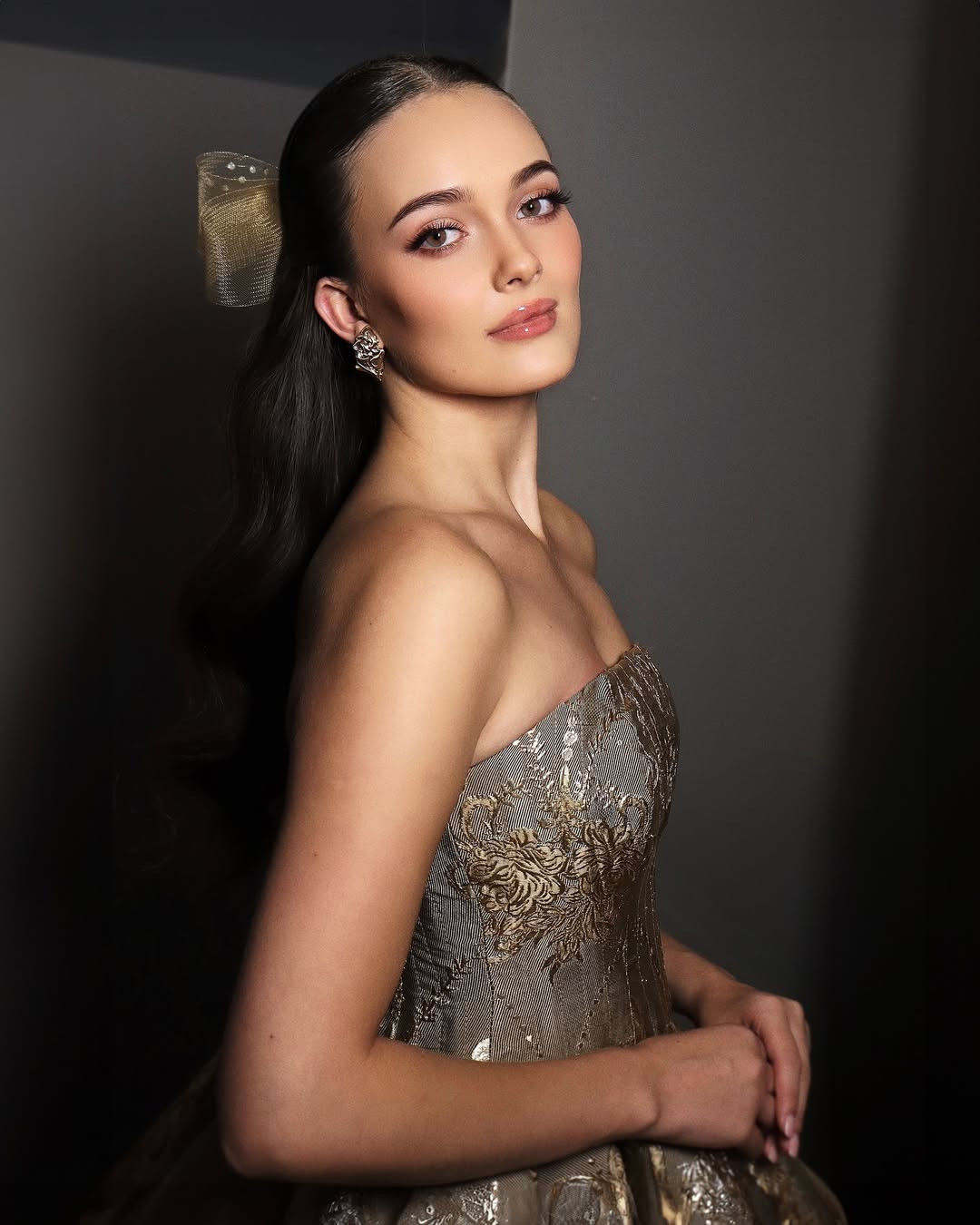 Một phần quan trọng trong sáng kiến của cô bao gồm việc tạo ra Mi-Desk - chiếc bàn học di động được làm từ vật liệu tái chế, được thiết kế để cung cấp cho trẻ em ở vùng nông thôn châu Phi có chỗ ngồi và điều kiện học tập phù hợp.