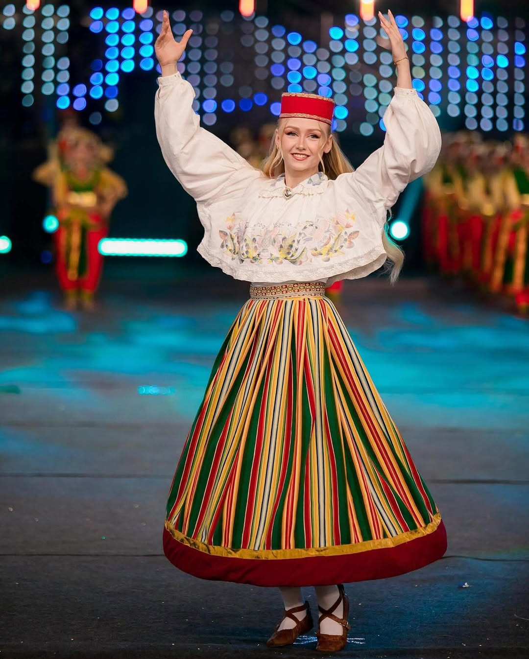 Eliise Randmaa biểu diễn điệu múa truyền thống của quê hương mình trong lễ khai mạc Hoa hậu Thế giới 2025 hôm 10/5 ở Ấn Độ.