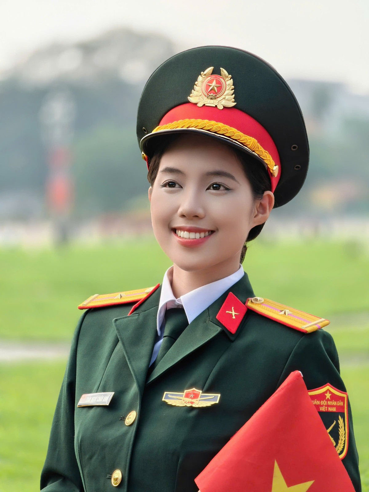 Châu Anh sinh ra trong một gia đình có bề dày truyền thống cách mạng, có ông nội là một người lính đầy kiên trung, từng viết đơn xin nhập ngũ bằng máu và bố là một sĩ quan cấp cao trong quân đội. Chị gái và anh rể của Châu Anh cũng là quân nhân. Bên cạnh đó, gia đình cô cũng có truyền thống nghệ thuật với nhiều tài năng piano. Ngay từ nhỏ, cô sớm được nuôi dưỡng tình yêu với âm nhạc.