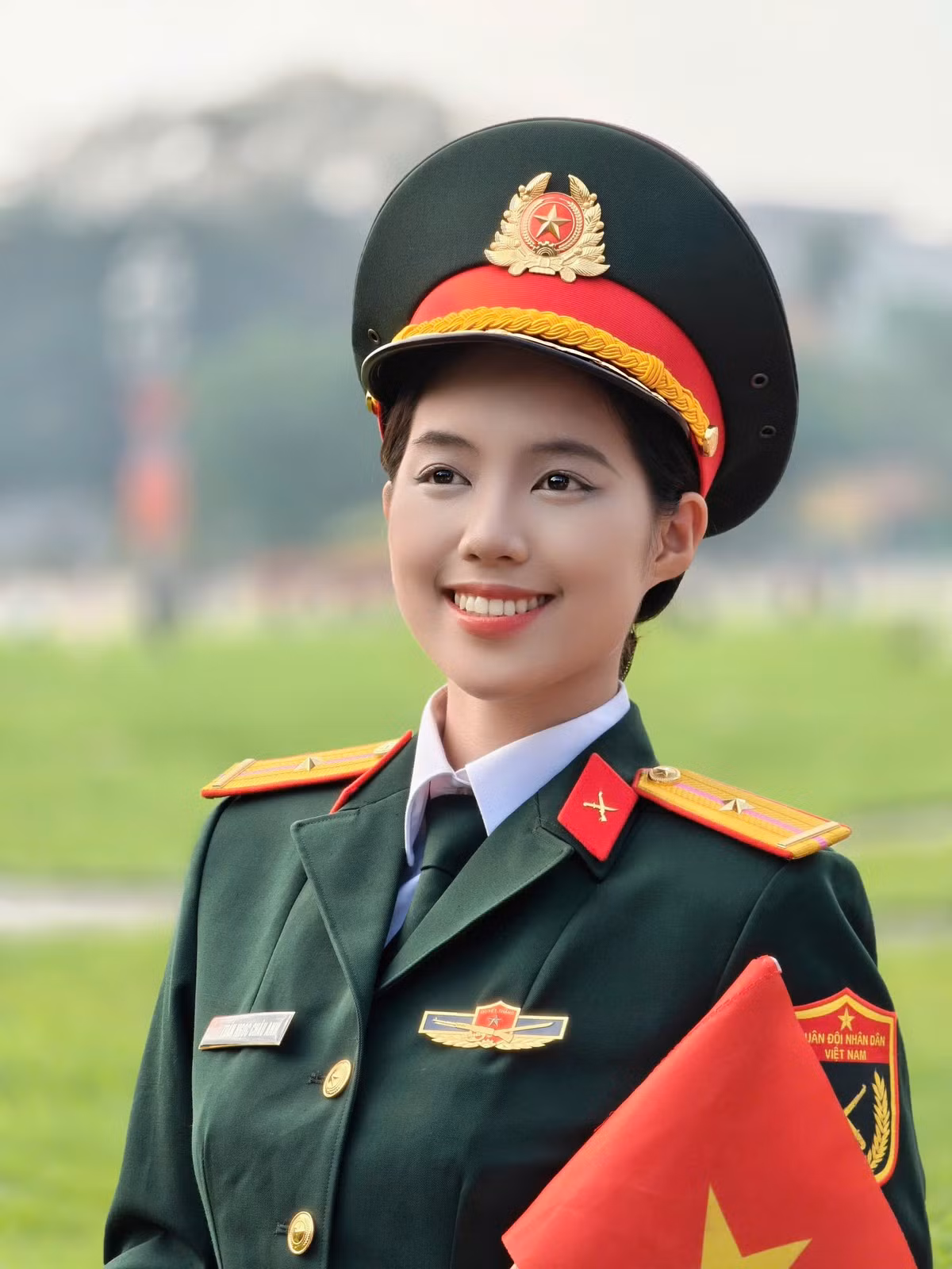 Châu Anh sinh ra trong một gia đình có bề dày truyền thống cách mạng, có ông nội là một người lính đầy kiên trung, từng viết đơn xin nhập ngũ bằng máu và bố là một sĩ quan cấp cao trong quân đội. Chị gái và anh rể của Châu Anh cũng là quân nhân. Bên cạnh đó, gia đình cô cũng có truyền thống nghệ thuật với nhiều tài năng piano. Ngay từ nhỏ, cô sớm được nuôi dưỡng tình yêu với âm nhạc.