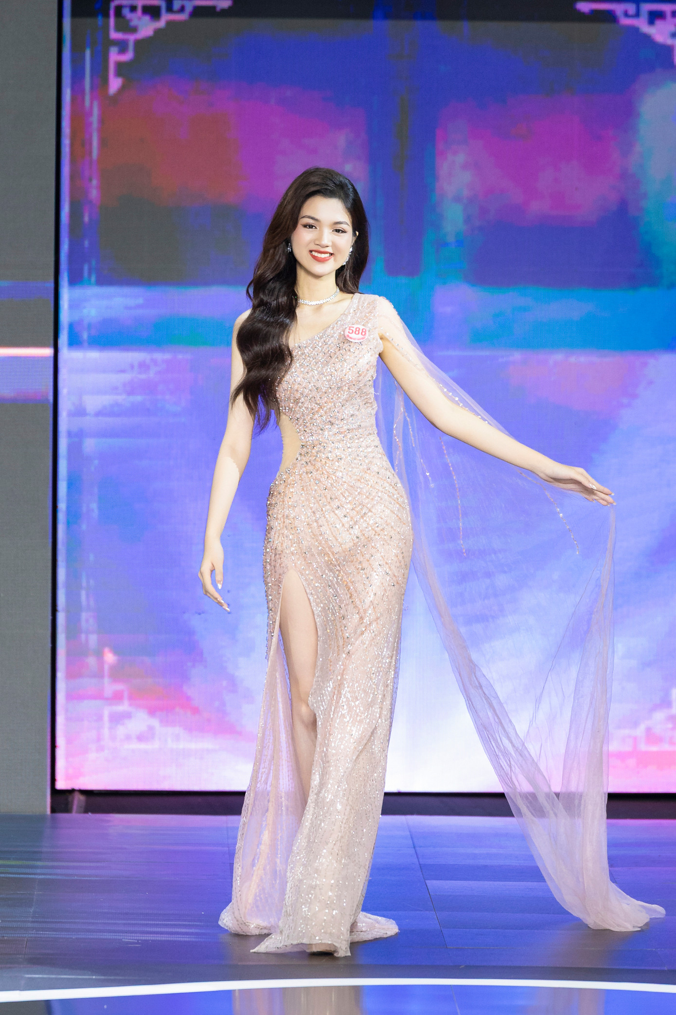 Thí sinh Trần Minh Thu, SBD 588, sinh năm 2005, đến từ Kon Tum. Cô cao 1,75 m, số đo ba vòng 73-60-92 cm. Minh Thu là Hoa khôi Đại học Thương mại 2024, thuộc nhóm thí sinh có chiều cao ấn tượng nhất. Minh Thu đang học chuyên ngành Marketing thương mại, thuộc khoa Marketing. Cô mong muốn trở thành trade marketing manager cho một công ty về thời trang hoặc mỹ phẩm. Sau khi trở thành hoa khôi, Minh Thu thử sức trong lĩnh vực người mẫu. Cô cũng chăm chỉ làm thêm nhiều công việc để trang trải học phí và cuộc sống.