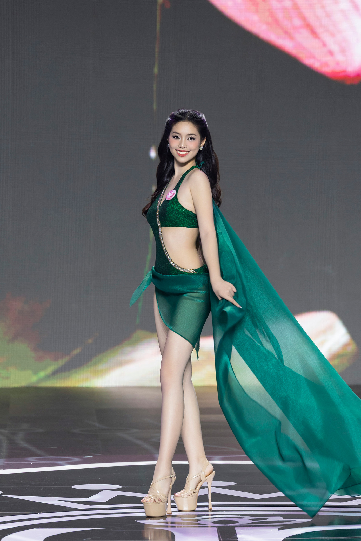 Thí sinh Trần Ngọc Châu Anh, SBD 220, sinh năm 2003, đến từ Thủ đô Hà Nội. Cô cao 1,7 m, nặng 51 kg, số đo ba vòng 86-60-90 cm. Châu Anh là Thiếu uý quân nhân chuyên nghiệp, hiện công tác tại Khoa Âm nhạc, Đại học Văn hóa Nghệ thuật Quân đội, đồng thời theo học chuyên ngành Piano tại Học viện Âm nhạc quốc gia Việt Nam.