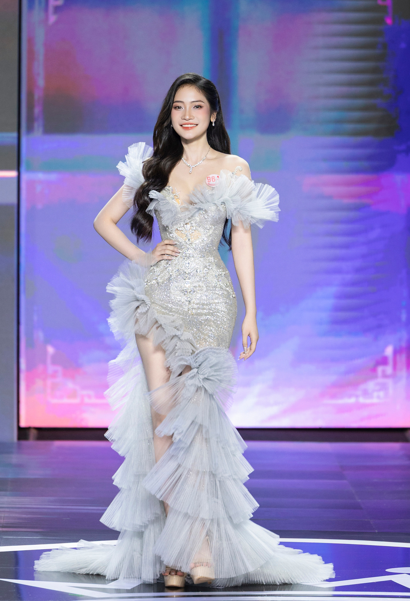 Thí sinh Phùng Thị Hương Giang, SBD 964, sinh năm 2004, đến từ Thanh Hóa. Cô cao 1,74 m, số đo ba vòng 81-62-96 cm, đôi chân dài, thẳng tắp. Hương Giang đang học ngành Kinh doanh Quốc tế tại Đại học Greenwich. Trong tương lai, cô mong muốn trở thành người phụ nữ thành đạt, biết dung hòa giữa tri thức, sự nghiệp và những giá trị cộng đồng.