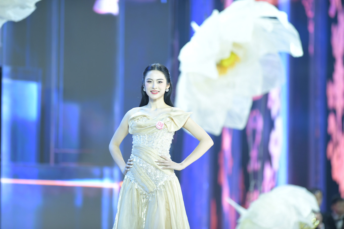 Ở phần thi váy dạ hội, Vân Nhi lựa chọn bộ váy kín đáo, thanh lịch, tông màu vàng nhạt.