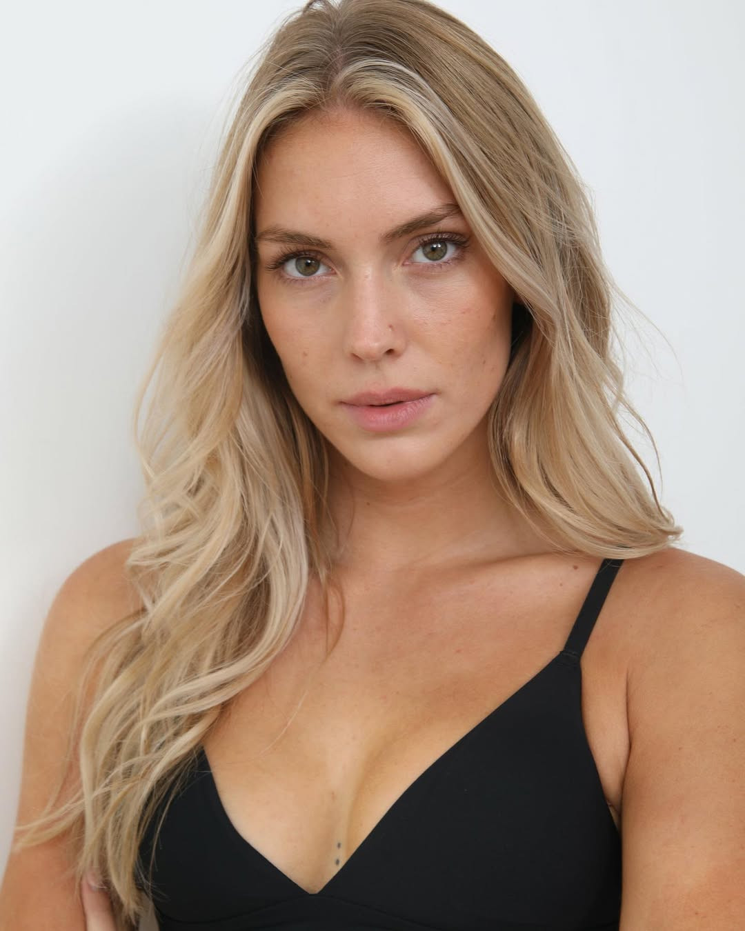 Với nền tảng trong ngành y tế, khả năng giao tiếp tốt và phong thái thanh lịch, cô được kỳ vọng giúp Pháp tiến xa tại Miss World 2025. Năm ngoái, đại diện Pháp tại Hoa hậu Thế giới là người đẹp Clémence Botino đã lọt vào top 40 chung cuộc. Pháp cũng là quốc gia có loạt thành tích ấn tượng ở sân chơi Hoa hậu Thế giới trong nhiều năm qua.