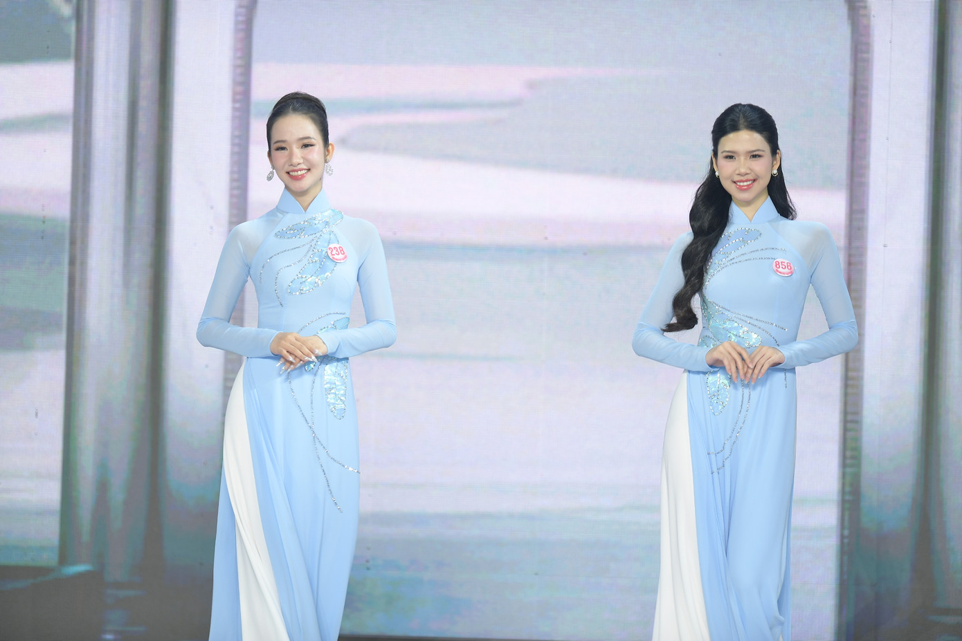 Thí sinh Nguyễn Phương Nhi, SBD 238, sinh năm 2003, đến từ TP Huế. Cô cao 1,71 m, nặng 49 kg, số đo ba vòng 75-57-89 cm. Phương Nhi là một trong hai thí sinh có vòng eo nhỏ nhất Hoa hậu Việt Nam 2024. Cô hiện là sinh viên Đại học Kinh tế - Đại học Đà Nẵng, từng giành Á khôi 2 Hoa khôi sinh viên Việt Nam khu vực miền Trung Tây Nguyên 2023. Phương Nhi có bằng IELTS 7.5, theo đuổi công việc MC song ngữ, người mẫu.