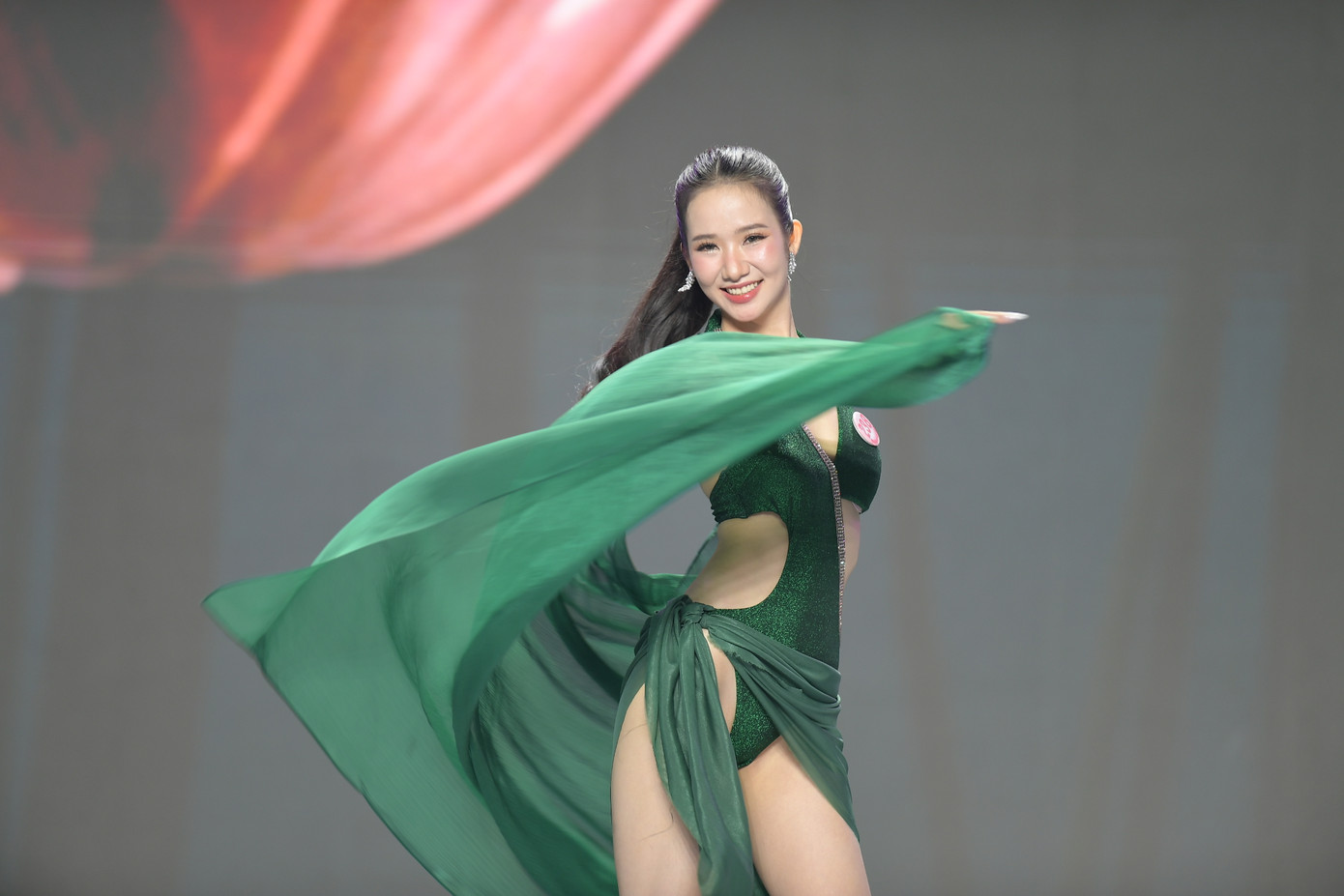 Phương Nhi nói khi cô được xướng tên vào top 25 chung kết Hoa hậu Việt Nam 2024, bố mẹ đã không giấu được niềm hạnh phúc. Mẹ cô gọi điện cho từng người thân, hàng xóm để khoe con gái mình được vào vòng chung kết.