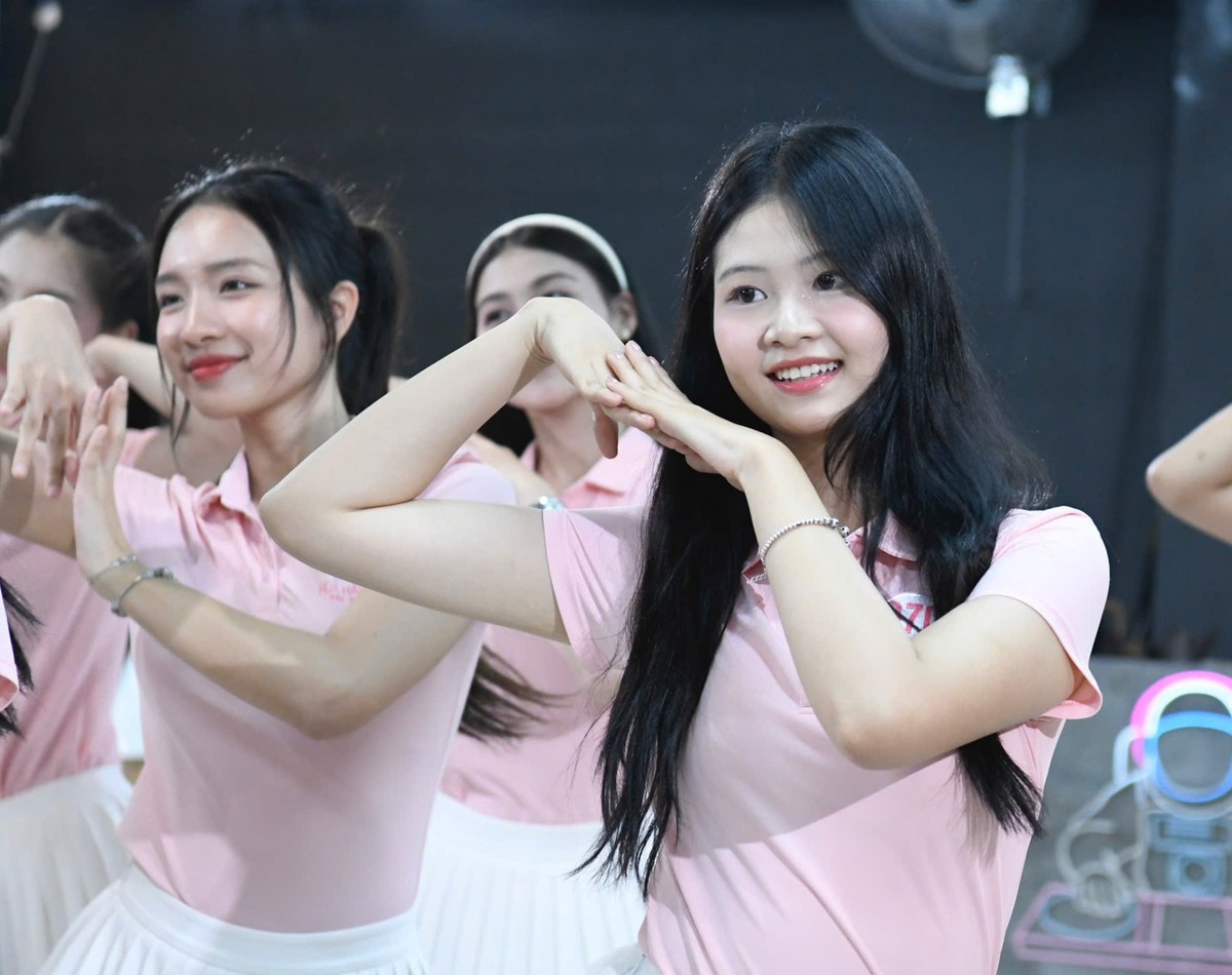 Phương Linh nói cô là con thứ hai trong gia đình nên được bố mẹ chiều chuộng. Bố mẹ cũng hướng dẫn, định hướng Phương Linh sát sao trong việc học tập. Cô tự nhận mình là cô gái nhút nhát vì đã quen với vòng tay bảo bọc của bố mẹ. Khi đi thi Hoa hậu Việt Nam, cô rất nhớ bố mẹ vì đây là lần đầu xa gia đình thời gian dài. Trong suốt quá trình tham dự vòng chung khảo, cô gọi điện về cho mẹ mỗi ngày để tâm sự và nhận những lời động viên, an ủi kịp thời.