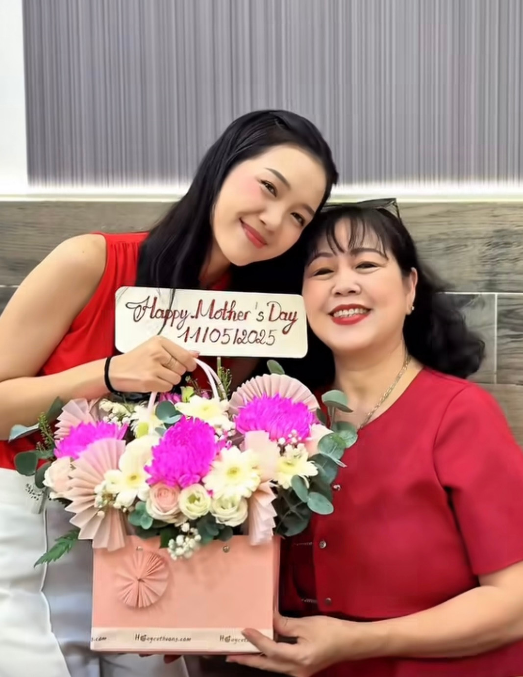 Hình ảnh các thí sinh Hoa hậu Việt Nam trong Ngày của mẹ.