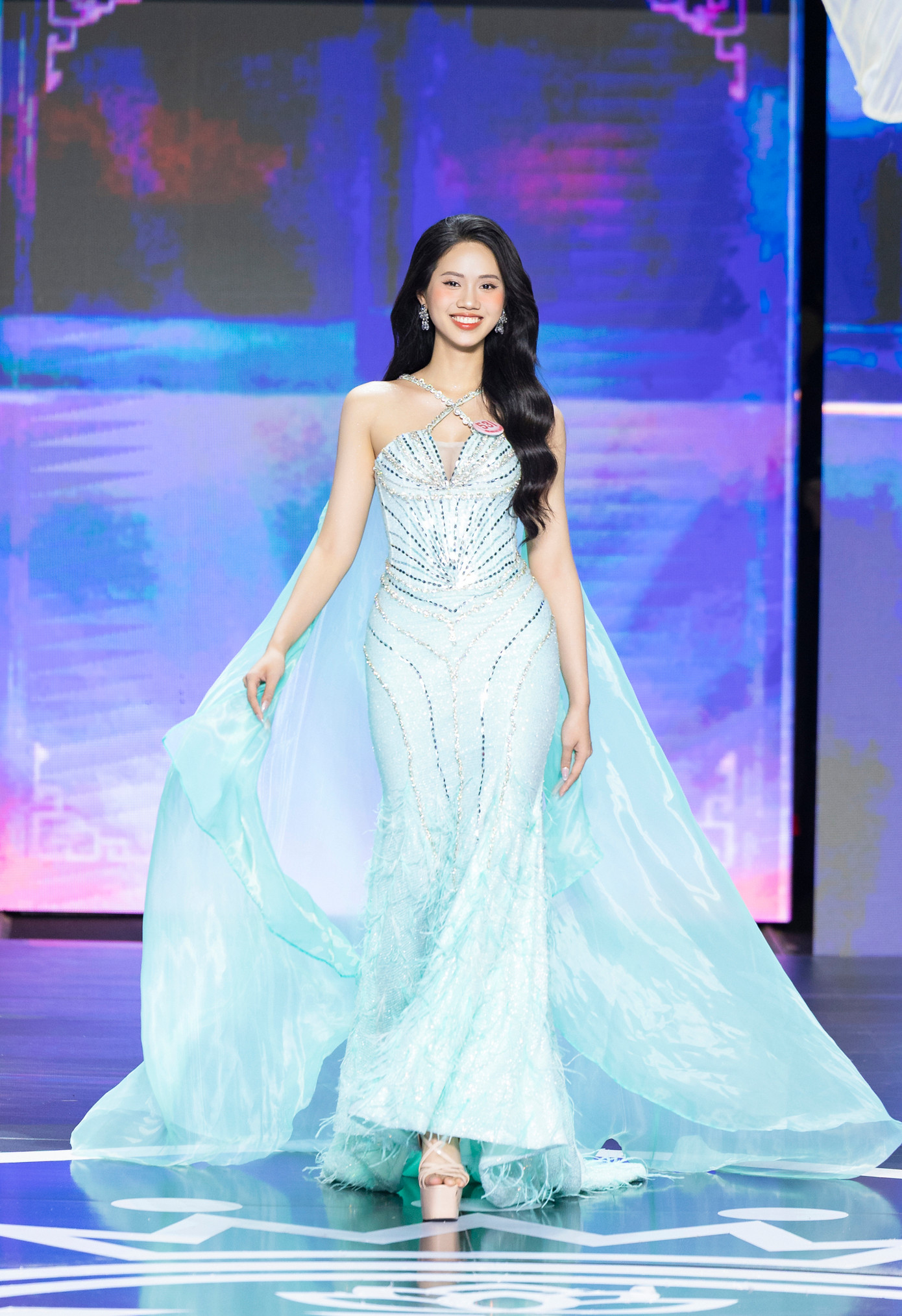 Thí sinh Đoàn Thị Diệu Huyền, SBD 531, sinh năm 2003, đến từ Quảng Trị. Diệu Huyền cao 1,69 m, số đo ba vòng 78-61-91 cm. Diệu Huyền là sinh viên Đại học Công nghệ Thông tin và Truyền thông Việt - Hàn, Đại học Đà Nẵng. Cô gái Quảng Trị tạo ấn tượng với vẻ đẹp ngọt ngào, trong trẻo.