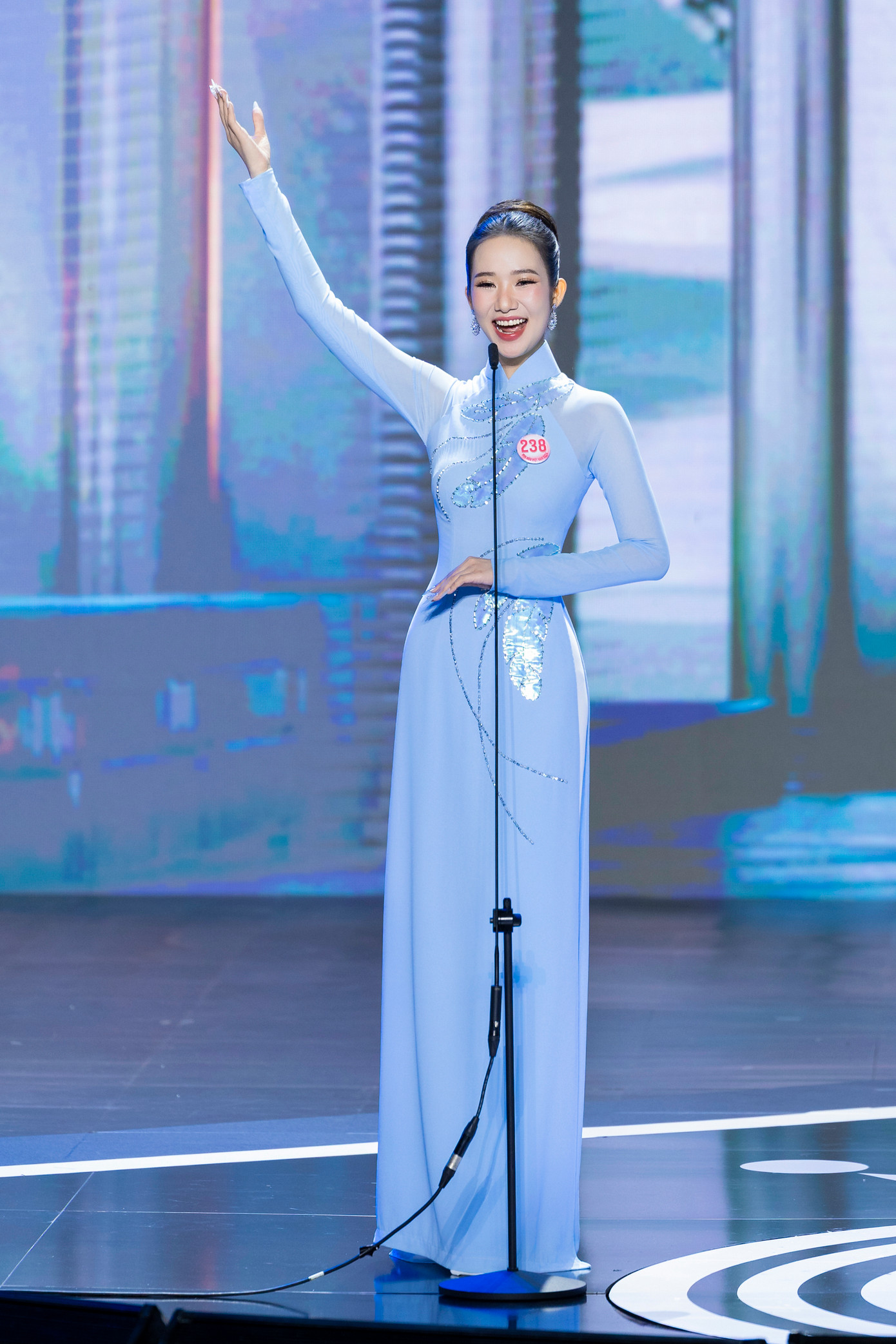 Vượt qua nhiều cô gái vào top 25 Hoa hậu Việt Nam 2024, Phương Nhi nói hạnh phúc xen lẫn tiếc nuối khi chia tay những người bạn từng sát cánh tại cuộc thi. &quot;Có thể nhiều người cho đây là sự may mắn nhưng để góp mặt trong top 25 là sự nỗ lực, cố gắng. Cảm ơn Hoa hậu Việt Nam 2024 cho tôi thêm kỷ niệm đáng nhớ và tự hào&quot;, cô nói.