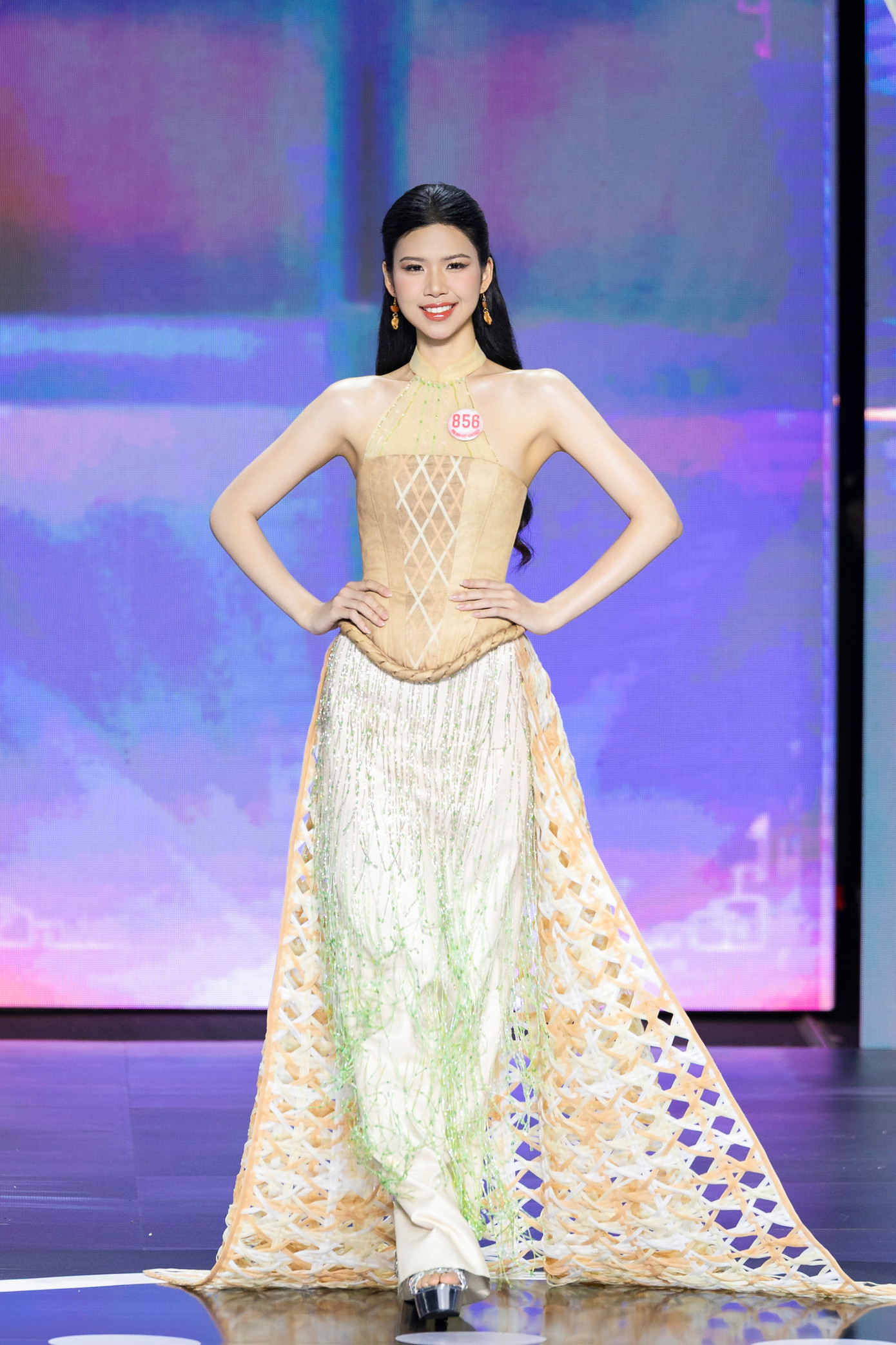 Thí sinh Đinh Hoàng Linh Đan, SBD 856, sinh năm 2003, đến từ Đà Nẵng. Cô cao 1,75 m, nặng 56 kg, số đo ba vòng 79-65-92 cm. Linh Đan cho biết vừa hoàn thành chương trình cử nhân Kinh doanh Quốc tế tại đại học RMIT Việt Nam. Cô đã có cơ hội học tập và thực tập một thời gian ngắn tại Australia và Việt Nam với nhiều vị trí khác nhau như marketing, đối ngoại. Cô mong muốn trở thành nữ doanh nhân và giảng viên đại học.