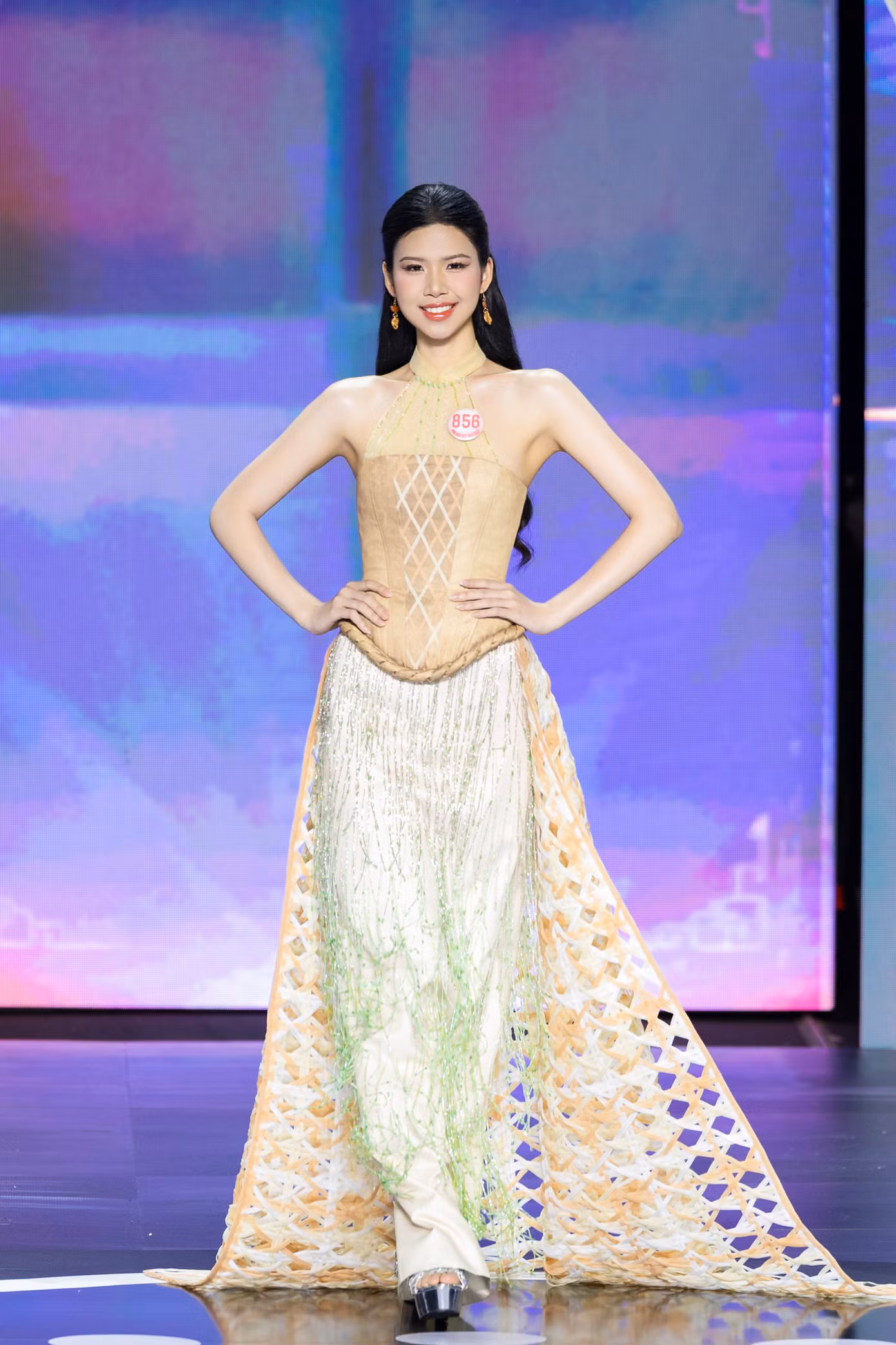 Thí sinh Đinh Hoàng Linh Đan, SBD 856, sinh năm 2003, đến từ Đà Nẵng. Cô cao 1,75 m, nặng 56 kg, số đo ba vòng 79-65-92 cm. Linh Đan cho biết vừa hoàn thành chương trình cử nhân Kinh doanh Quốc tế tại đại học RMIT Việt Nam. Cô đã có cơ hội học tập và thực tập một thời gian ngắn tại Australia và Việt Nam với nhiều vị trí khác nhau như marketing, đối ngoại. Cô mong muốn trở thành nữ doanh nhân và giảng viên đại học.