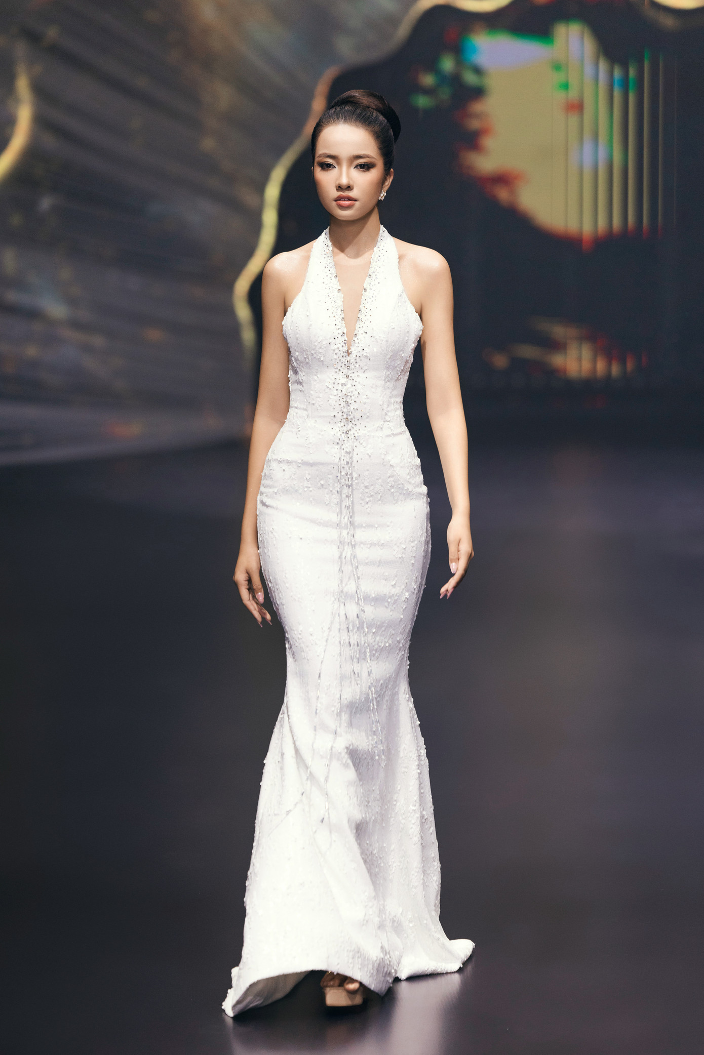 Thí sinh Võ Thị Thanh Bình trình diễn váy dạ hội có kiểu cổ yếm, đuôi cá, đính kết lấp lánh. Thanh Bình cuốn hút với những bước đi điềm tĩnh, nhẹ nhàng.