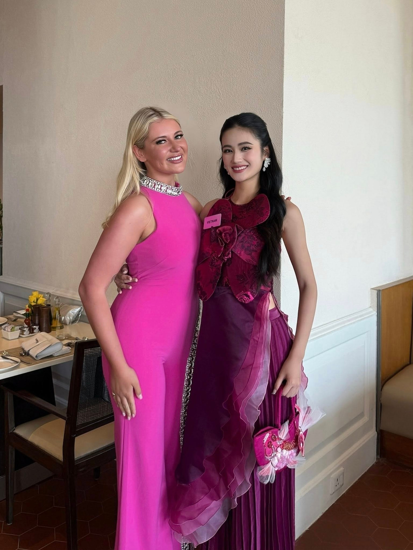 Hôm 11/5, Ý Nhi là một trong số thí sinh được kênh tin tức Ấn Độ TV5 News chọn phỏng vấn. Ý Nhi nói cô ấn tượng trước sự thân thiện và lòng tốt của người dân Ấn Độ. Cô cũng thể hiện sự thích thú khi được hoa hậu nước chủ nhà giới thiệu với cô món ăn đường phố nổi tiếng Pani Puri.