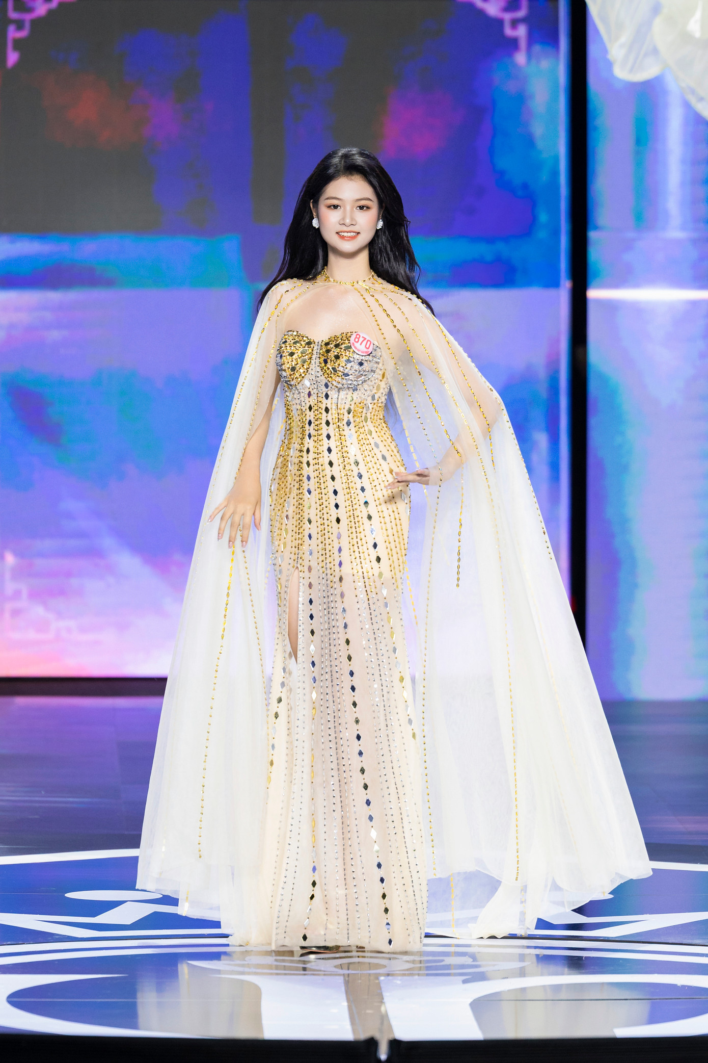 Thí sinh Hồ Ngọc Phương Linh, SBD 870, sinh năm 2004, đến từ Hà Tĩnh. Cô cao 1,73 m, nặng 54 kg, số đo ba vòng 86-64-91 cm. Phương Linh là sinh viên Trường Quản trị và Kinh doanh, Đại học Quốc gia Hà Nội. Cô cho biết được bố mẹ ủng hộ, đầu tư học nhiều môn thể thao từ nhỏ. Nếu đăng quang ngôi vị cao nhất, Hồ Ngọc Phương Linh nói cô muốn kêu gọi hỗ trợ quê hương Hà Tĩnh và đồng bào miền Trung mỗi mùa bão lũ.