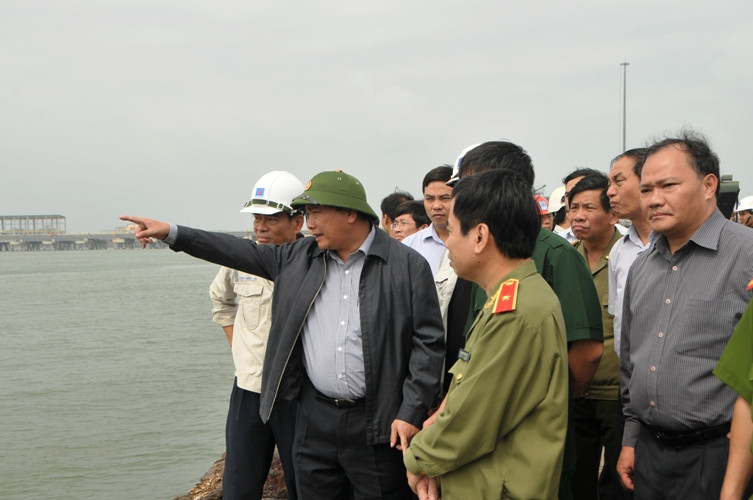 Các đơn vị chức năng triển khai biện pháp ứng phó bão.