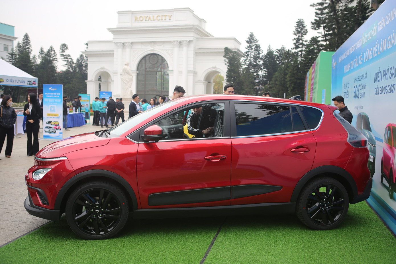 Nerio Green có kích thước dài x rộng x cao lần lượt là 4.300 x 1.768 x 1.615 mm và chiều dài cơ sở ở mức 2.611 mm.