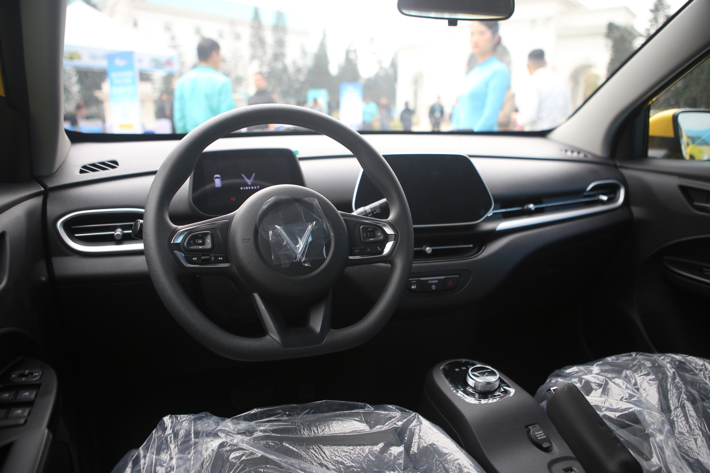 Một số trang bị tiện nghi của xe bao gồm: đèn chiếu sáng bi-halogen/projector, gương chỉnh điện, đóng/mở cốp cơ, màn hình giải trí 8 inch, kết nối Android Auto/Apple CarPlay, ghế lái chỉnh cơ, bọc ghế giả da, 2 loa, hỗ trợ đỗ xe phía sau, điều khiển bằng giọng nói, hỏi đáp trợ lý ảo Vivi…