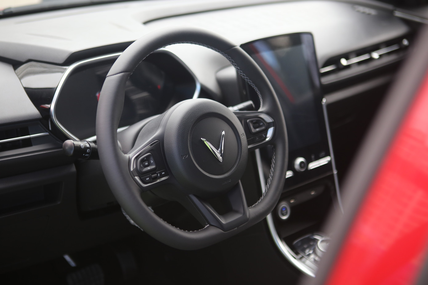 Các tính năng an toàn của Nerio Green gồm có: phanh ABS, cân bằng điện tử, kiểm soát lực kéo, hỗ trợ khởi hành ngang dốc, điều khiển hành trình, hỗ trợ đỗ xe phía sau, camera 360…