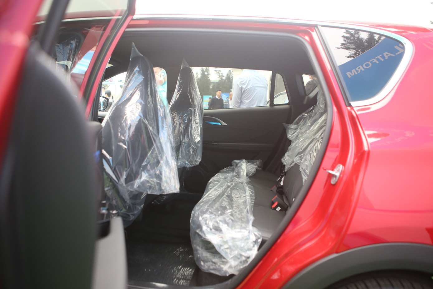 Một số trang bị tiện nghi đáng chú ý của xe gồm: Đèn chiếu sang trước LED, gương chỉnh/gập điện, đóng/mở cốp sau điện, chìa khóa thông minh, điều hòa 1 vùng, màn hình giải trí cảm ứng 10 inch, 6 loa, ghế lái chỉnh cơ, ghế bọc da tổng hợp, vô lăng tích hợp phím điều khiển chức năng.