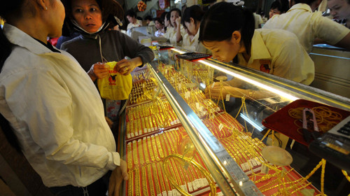 Một bộ phận người dân mua vàng để cất giữ. Ảnh: T.Thắng. Một bộ phận người dân mua vàng để cất giữ. Ảnh: T.Thắng