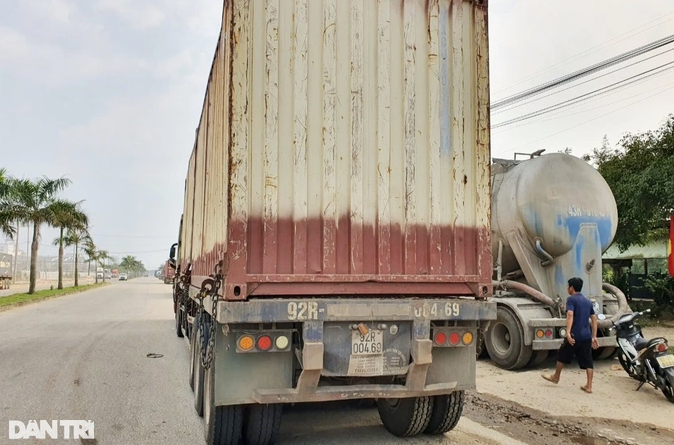 Phần đầu xe và thùng sơ mi rơ moóc của xe container hoàn toàn bình thường (Ảnh: Công Bính).