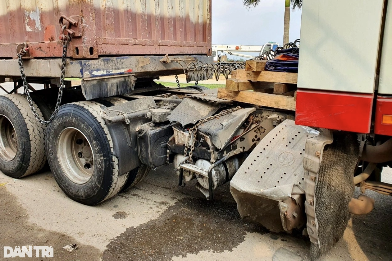 Vị trí xe container bị xe khách đâm ở giữa đầu xe và thùng sơ mi rơ moóc (Ảnh: Công Bính).