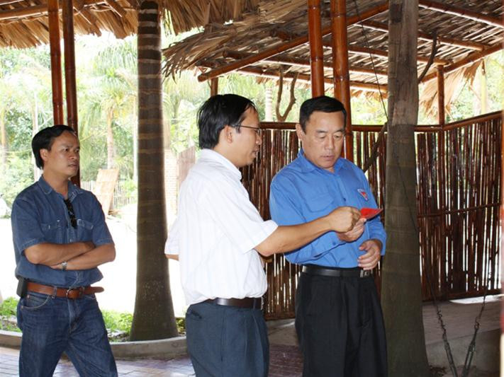 Ông Nguyễn Đình Xuân trao đổi với chủ trại gấu người Hàn Quốc