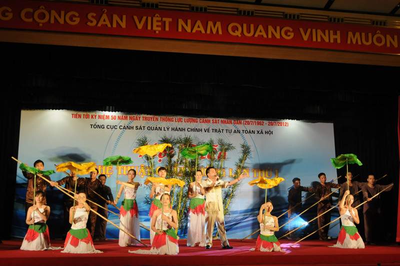 Đoàn diễn của Cục Cánh sát quản lý hành chính về trật tự xã hội