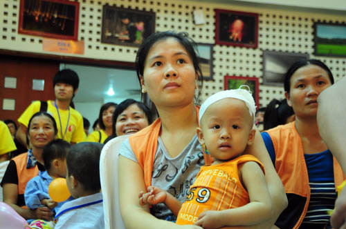 Bé Ngân (20 tháng tuổi) mắc bệnh tiểu cầu, giờ đây máu quyết định tâm trạng và sự sống của em, bởi sau mỗi lần truyền, em đỡ mệt mỏi và đỡ đau đớn hơn