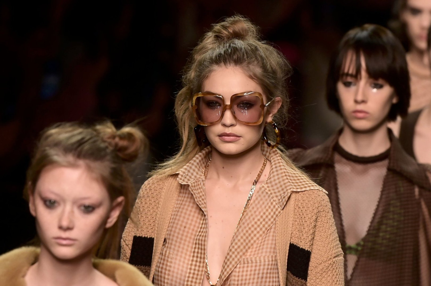 Gigi Hadid để ngực trần catwalk, gợi cảm mơn mởn khó rời mắt ảnh 6