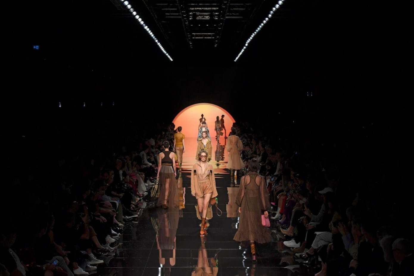 Gigi Hadid để ngực trần catwalk, gợi cảm mơn mởn khó rời mắt ảnh 9