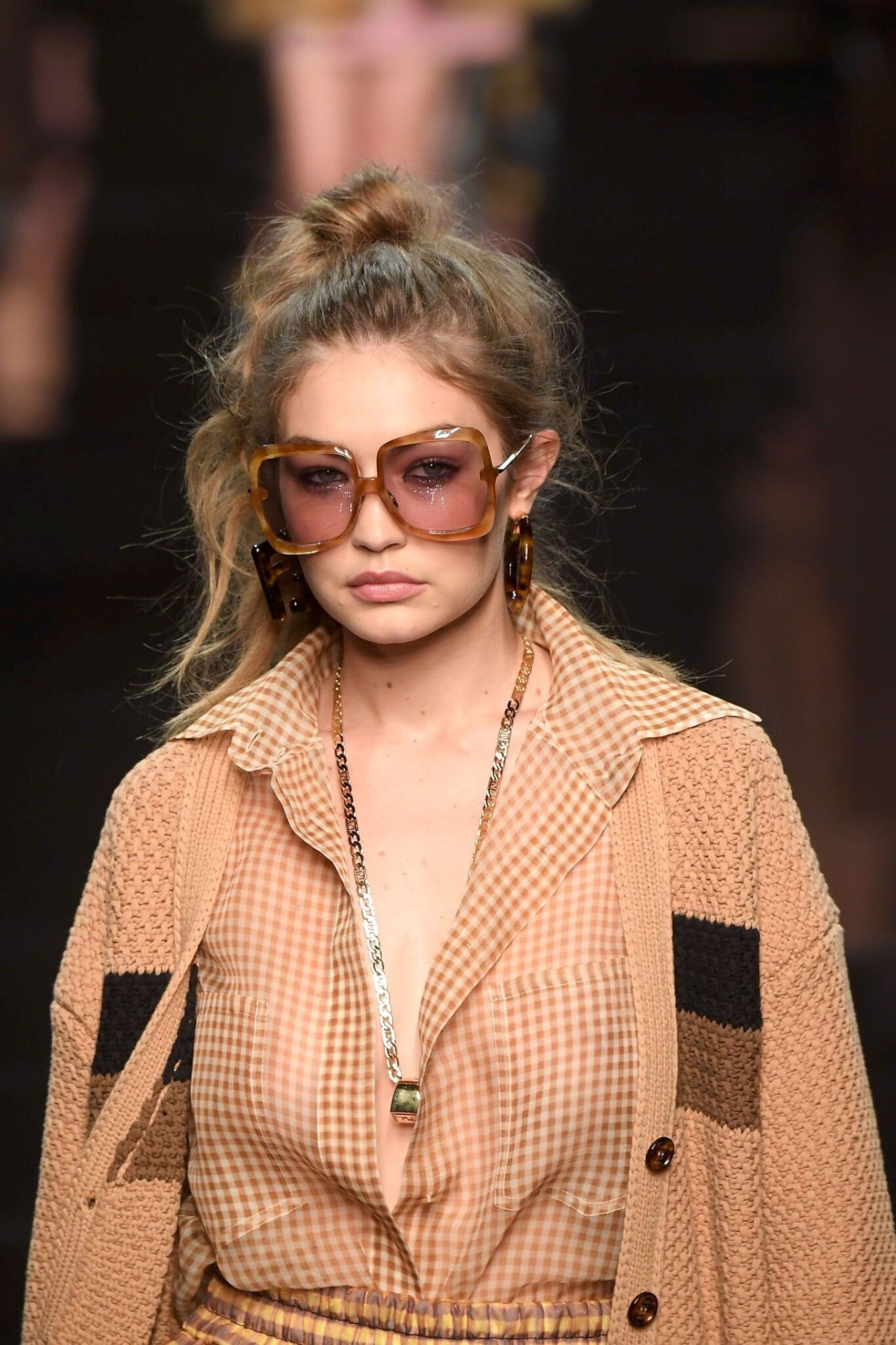 Gigi Hadid để ngực trần catwalk, gợi cảm mơn mởn khó rời mắt ảnh 5