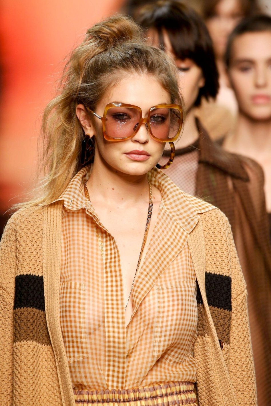 Gigi Hadid để ngực trần catwalk, gợi cảm mơn mởn khó rời mắt ảnh 3