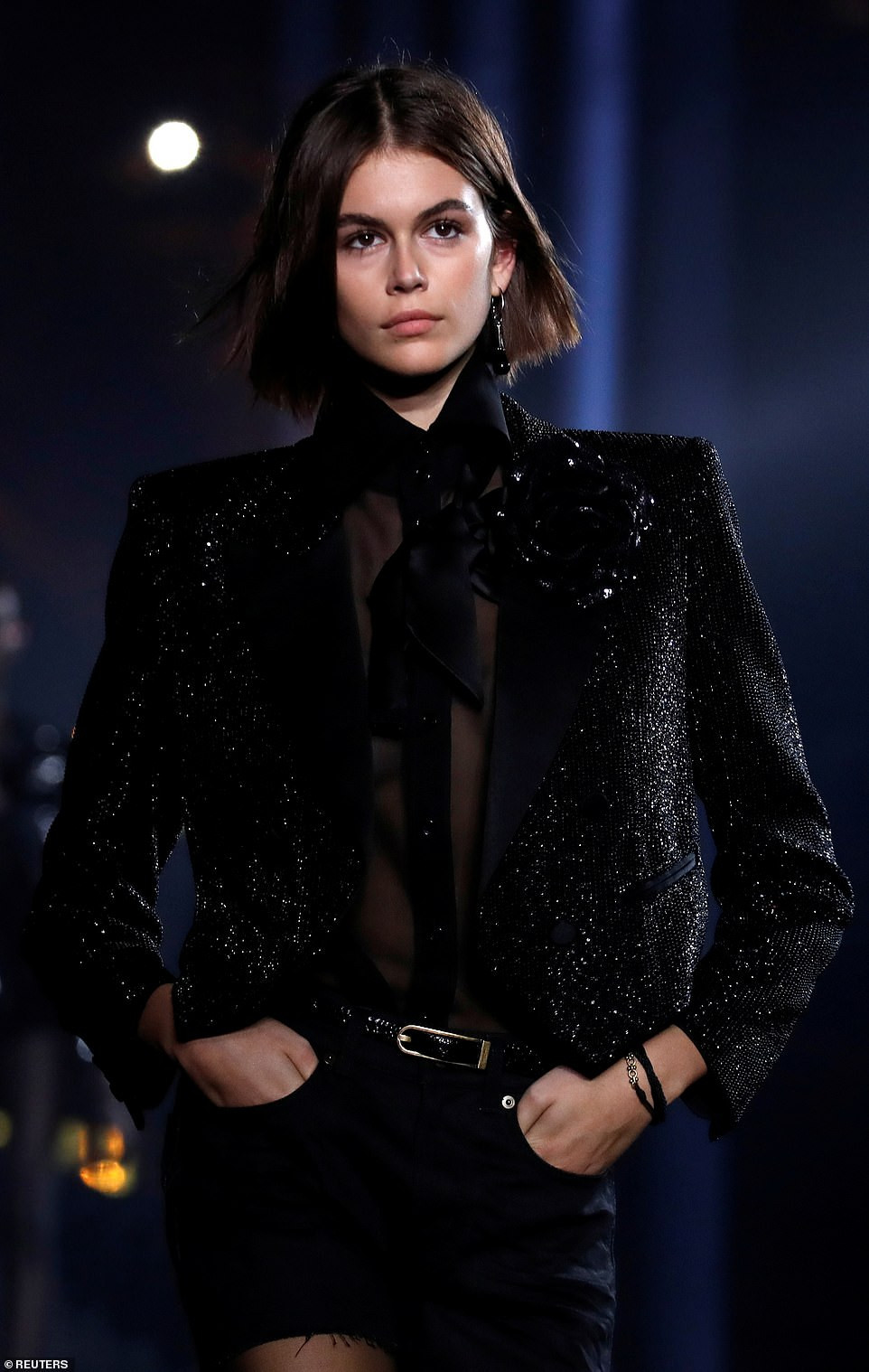 Con gái Cindy Crawford để ngực trần catwalk cùng 'báo đen' Naomi Campbell ảnh 2