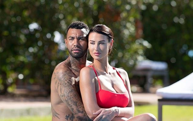 Siêu mẫu ngực 'khủng' mặc bikini, tình tứ bên cầu thủ Jermaine Pennant ảnh 3