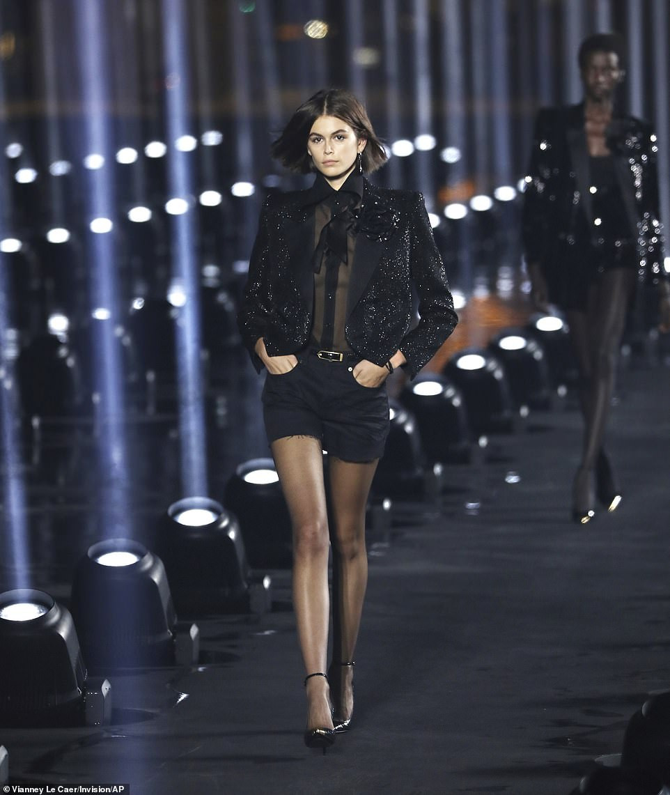 Con gái Cindy Crawford để ngực trần catwalk cùng 'báo đen' Naomi Campbell ảnh 3