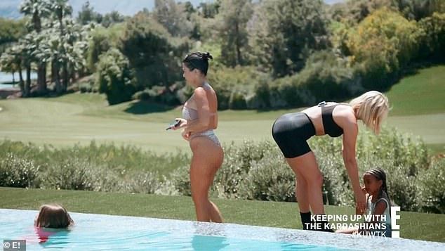 Kim Kardashian quá đỗi gợi cảm với bikini bé xíu ảnh 12