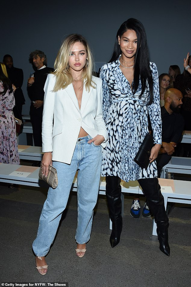 Người mẫu 9x hớ hênh ở sự kiện khiến người nhìn phải 'đỏ mặt' ảnh 6