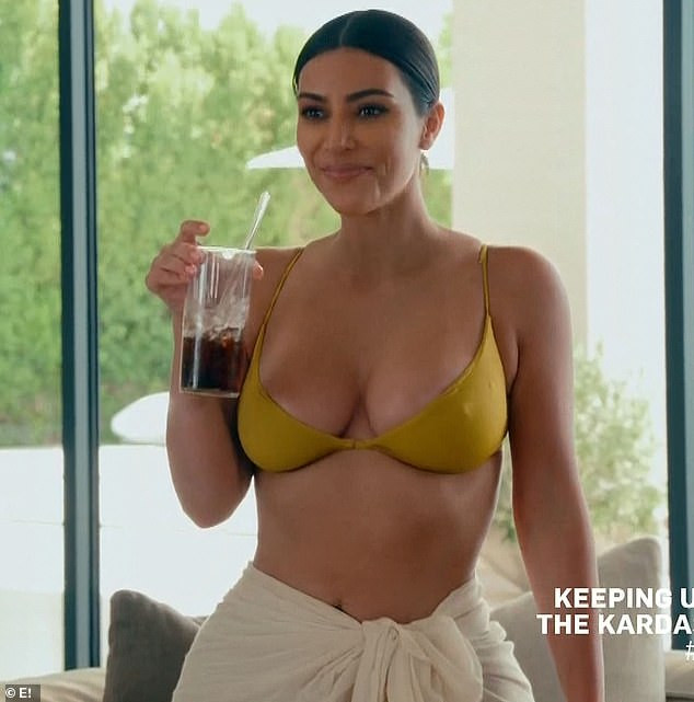 Kim Kardashian quá đỗi gợi cảm với bikini bé xíu ảnh 1