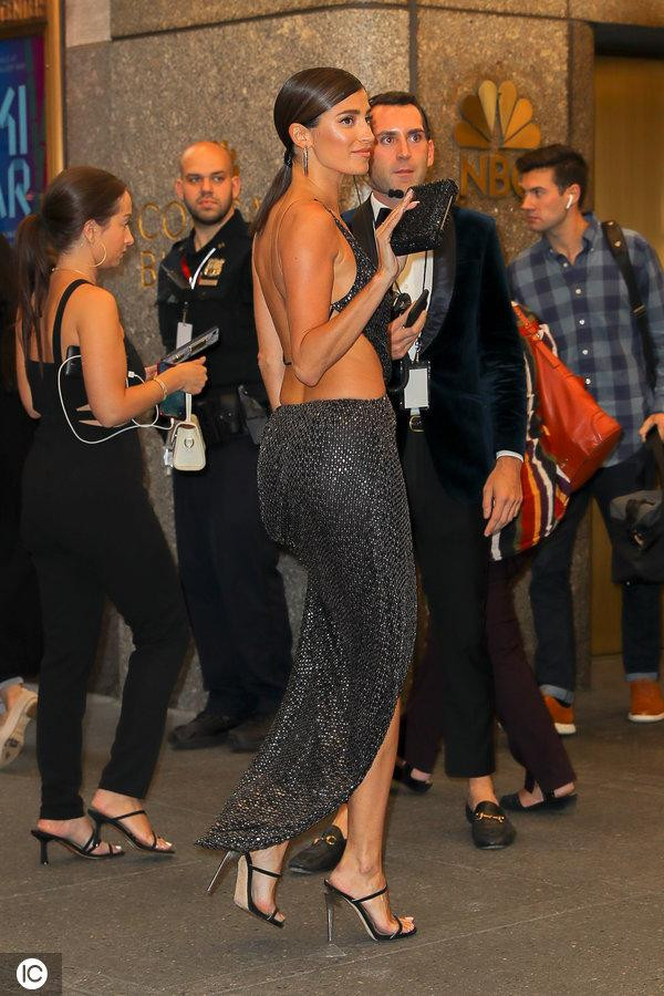 'Mỹ nhân nóng bỏng nhất Canada' quá gợi cảm váy cắt xẻ táo bạo ảnh 3