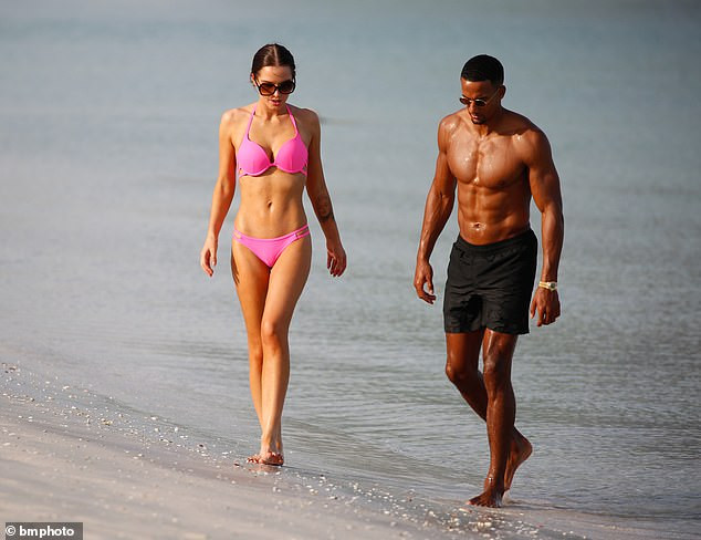 Helen Flanagan khoe dáng nóng bỏng, tình tứ bên bạn trai ở biển ảnh 1