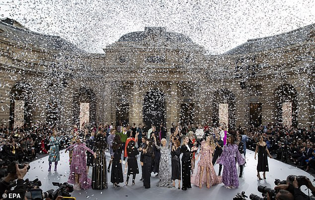 'Hoa hậu đẹp nhất mọi thời đại' Aishwarya Rai quyến rũ trên sàn catwalk ảnh 7