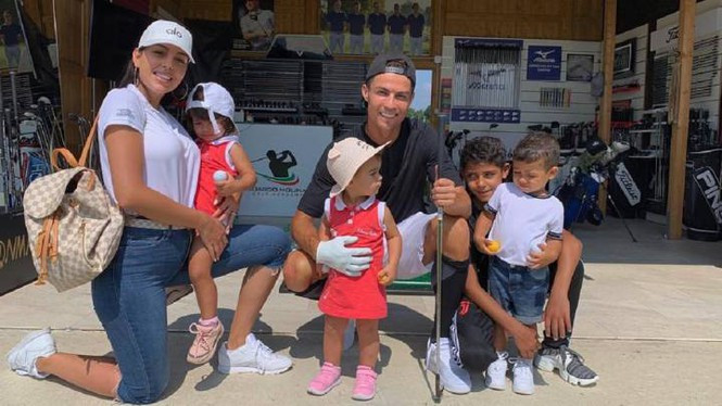 Bạn gái diện đầm bó sát tôn ngực, e ấp bên Cristiano Ronaldo ảnh 5